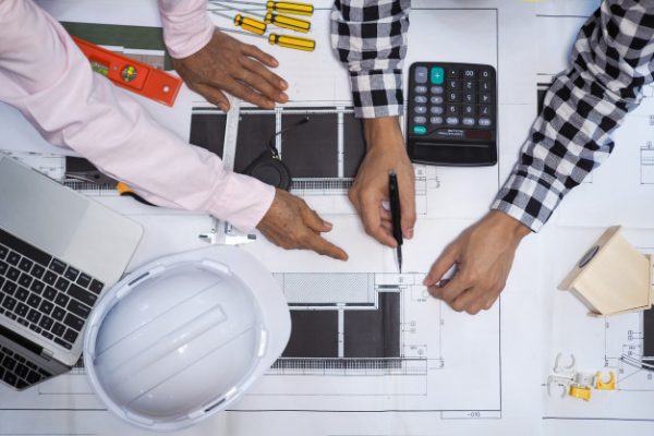 contratistas-e-ingenieros-proyecto-consultan-algoritmo-construccion-edificio_112699-511