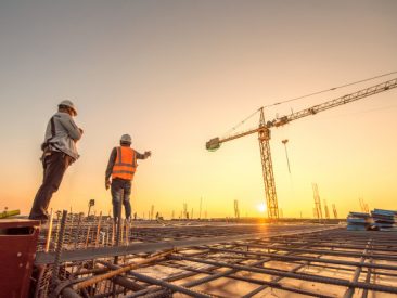 grupo-silueta-trabajador-e-ingeniero-civil-uniforme-seguridad-instalan-acero-reforzado_33835-192