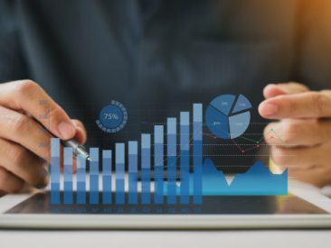 hombre-negocios-que-analiza-balance-informe-financiero-compania-graficos-realidad-aumentada-digital_34141-379